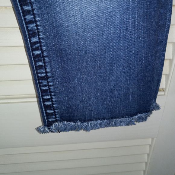 Miss Me Signature Capri Size 27 Floral Embroidered Frayed Hem Distressed Capris - Picture 3 of 13